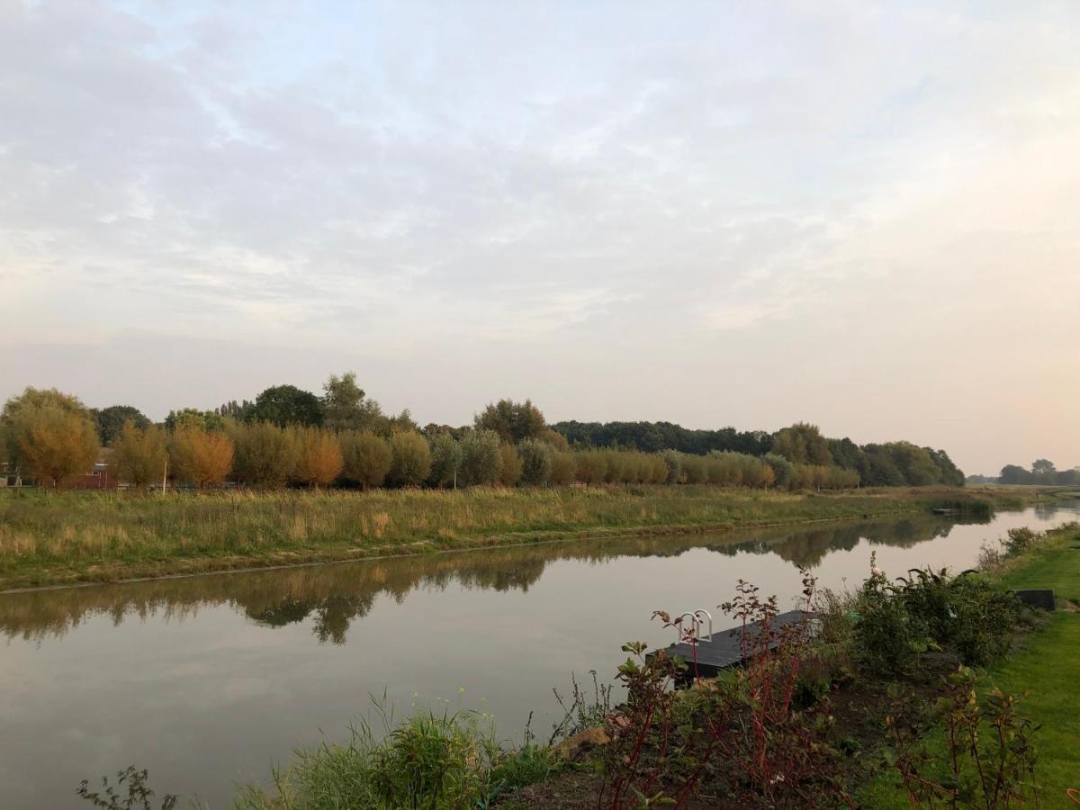 B&B Snurk Stiens, Fijn Verblijf Aan Open Vaarwater Bagian luar foto